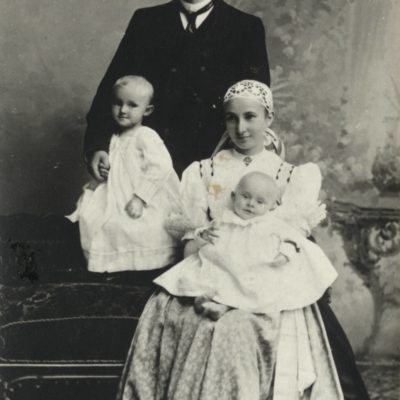 Helena Michejdowa jako młoda mężatka wraz z mężem Józefem i dwoma synami, Bogusławem i Józefem - zdjęcie z początku 1901 r.