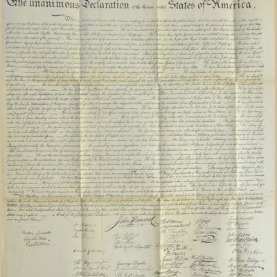 Faksymile Deklaracji niepodległości Stanów Zjednoczonych pochodzące z wydanej w 1840 r. publikacji Vie, correspondance et écrits de Washington, którą opracował francuski historyk François Guizot (sygn. PM III 13440)