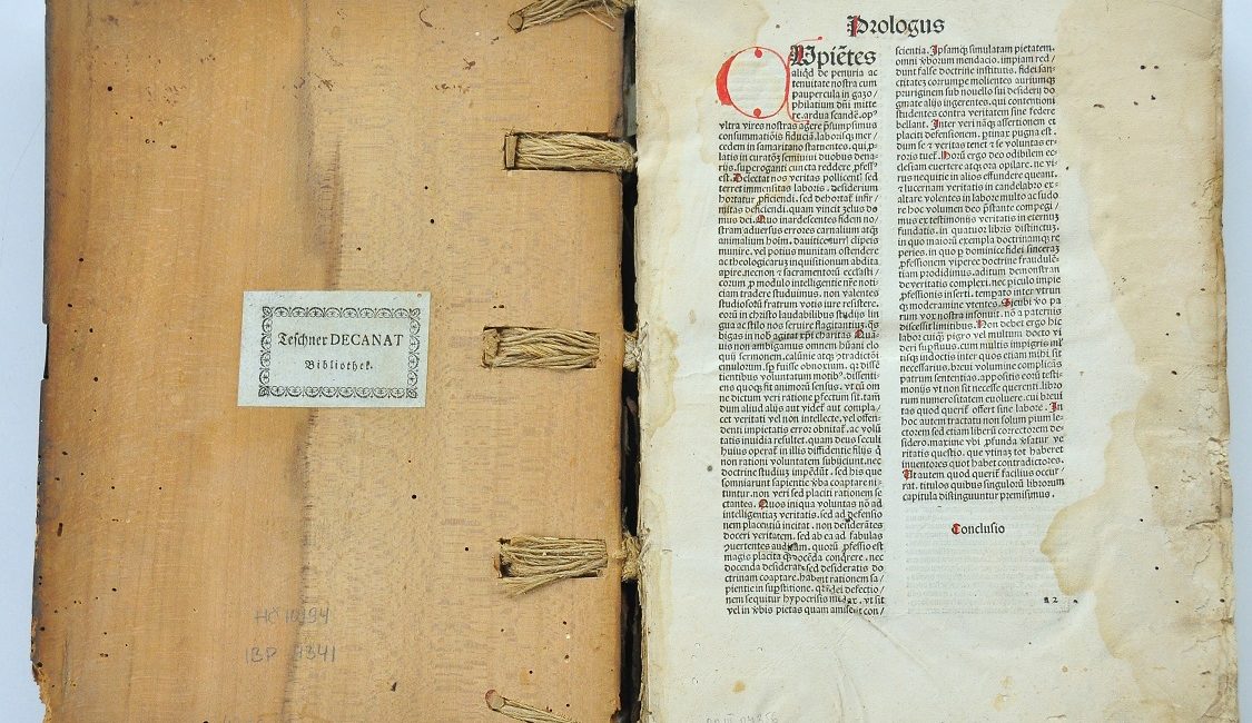 Prolog Sententiarum libri IV wraz z nalepką Biblioteki Dekanatu
