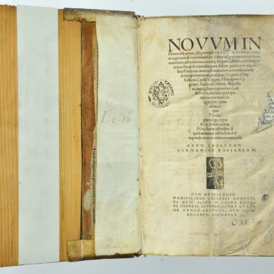 Strona tytułowa Novum instrumentom omne (1516) z sygnetem drukarskim Johanna Frobena