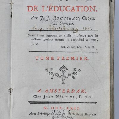 Strona tytułowa amsterdamskiego wydania Emila z 1762 r wraz z notatką rękopiśmienną L J Szersznika