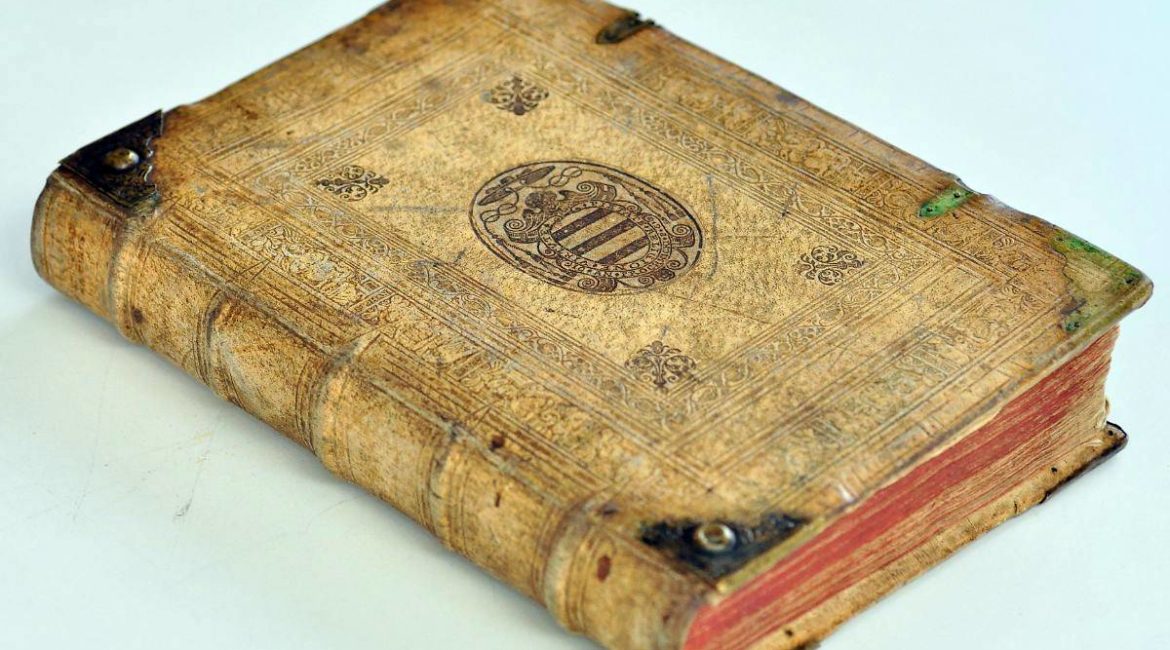 Oprawiona w skórę drewniana oprawa dzieł Justusa Lipsiusa z superekslibrisem Jana Andrzeja Próchnickiego (Antverpiae, 1602-1605).