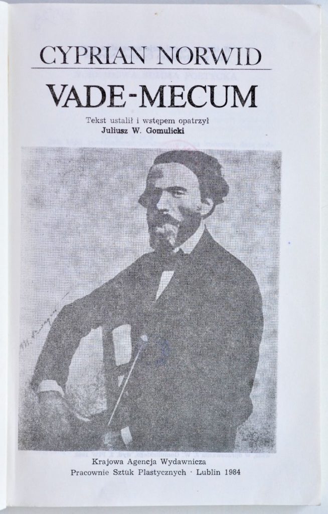 Cyprian Kamil Norwid: „Vade-mecum” / tekst ustalił i wstępem opatrzył Juliusz W. Gomulicki (Lublin, 1984) – karta tytułowa zbioru utworów poety powstałych w latach 1865-1866. Dzieło zostało wydane jako całość po raz pierwszy w Warszawie w 1947 r.